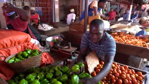 Zanzibar Tanzania November 2019 Afrikaan Verkoopt Groene Paprika Lokale Straatmarkt — Stockvideo