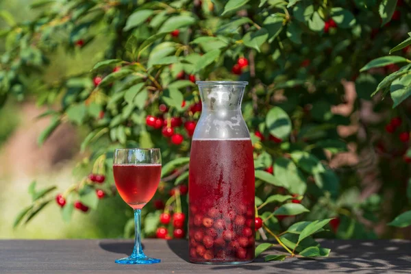 Homemade Cherry Brandy Glass Glass Bottle Wooden Table Summer Garden — Stockfoto