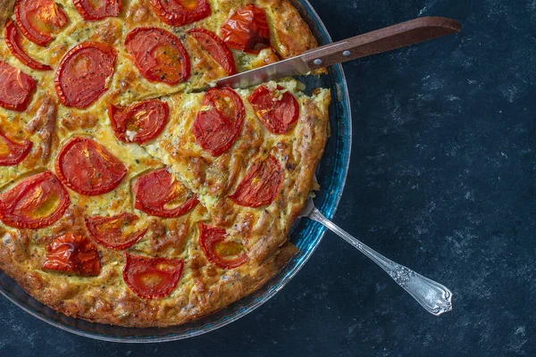 Deliciosa Torta Abobrinha Vegetariana Com Tomate Vermelho Vista Superior Close — Fotografia de Stock