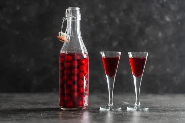 Házi Készítésű Cseresznye Brandy Két Pohárban Egy Üveg Fekete Alapon — Stock Fotó