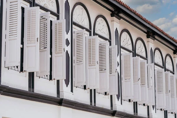 Παράθυρο Λευκά Ξύλινα Παραθυρόφυλλα Τοίχο Κτιρίου Στο Δρόμο Στη Σιγκαπούρη — Φωτογραφία Αρχείου
