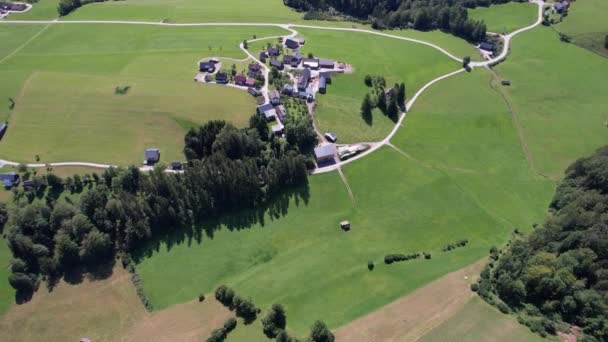 Veduta Aerea Del Villaggio Campi Verdi Bosco Montagna Alpi Austria — Video Stock