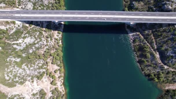 Vliegen Krka Rivier Autostrada Boogbrug Zonnige Zomerdag Kroatië Midden Europa — Stockvideo