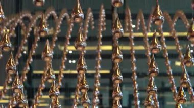 CHANGI HAVAALANI, ŞARKI - 27 Mart 2019: Changi havaalanı kalkış ve salonundaki Kinetik yağmur heykeli. Kinetik yağmur kurulumu, yenilenmiş çıkış kayıt salonunun simgesidir