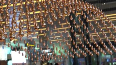 CHANGI HAVAALANI, ŞARKI - 27 Mart 2019: Changi havaalanı kalkış ve salonundaki Kinetik yağmur heykeli. Kinetik yağmur kurulumu, yenilenmiş çıkış kayıt salonunun simgesidir