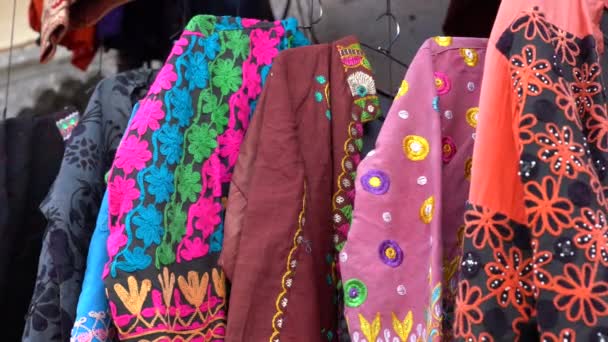 Assortiment Van Kleurrijke Kleding Koop Lokale Straat Markt Udaipur Rajasthan — Stockvideo