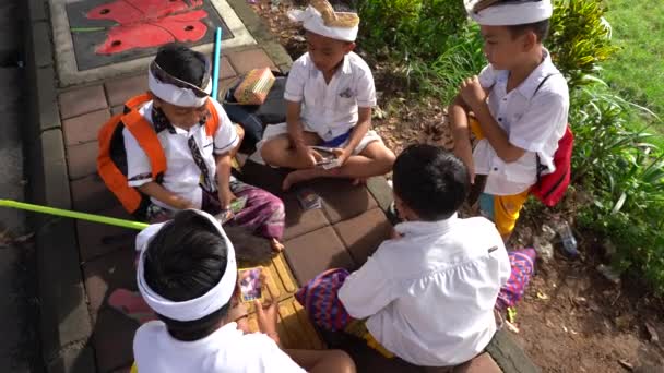 Ubud Bali Indonesien März 2019 Unbekannte Indonesische Schulkinder Spielen Nach — Stockvideo