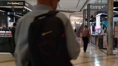 BANGKOK, THAILAND - 23 Mayıs 2019: Siam Paragon AVM, Bangkok, Tayland 'daki parfüm mağazasının yakınında yürüyen kimliği belirsiz kişiler. 300.000 metrekarelik perakende alanıyla Siyam Paragon dünyanın en büyük alışveriş merkezlerinden biri.
