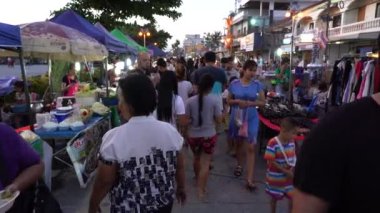 KOH PHANGAN, THAILAND - 29 ARALIK 2018: Tayland 'da Koh Phangan Adası' ndaki Koh Phangan adasında Tayland 'da Tayland yemeği satan ve hazır yemek satan