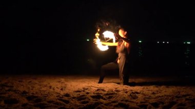 KOH PHANGAN, THAILAND - 15 Şubat 2019: Tayland 'da Koh Phangan Adası' ndaki dolunay partisinde turistler için gece sahile çıkan yangın gösterisi