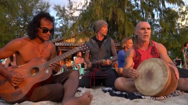 Koh Phangan Thailand February 2019 해변의 관광객들을 드럼을 연주하는 음악가들 — 비디오