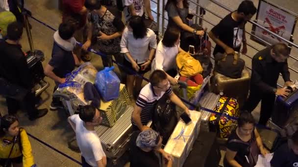 Bangkok Tailândia Fevereiro 2019 Multidão Passageiros Junto Com Posto Bagagens — Vídeo de Stock