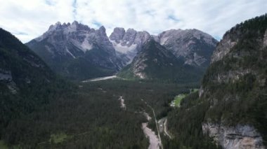 Dolomitler, İtalya 'daki yeşil dağların havadan görünüşü, seyahat ve doğa kavramı