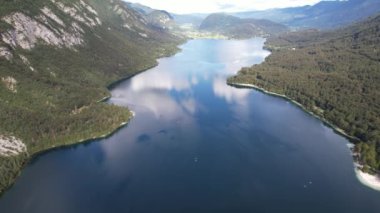 Slovenya, Orta Avrupa 'da yaz aylarında dağlarla ormanlar arasında Bohinjsko jezero ya da Bohinj Gölü üzerindeki hava manzarası, seyahat ve doğa kavramı