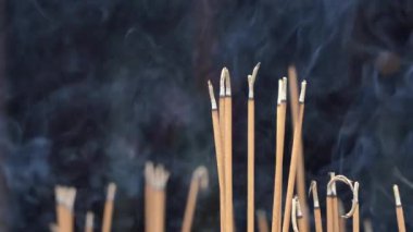 Danang, Vietnam 'daki Budist tapınağında tütsü çubukları dumanla yanıyor.