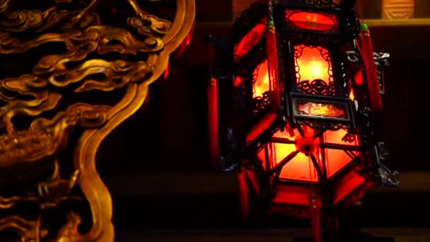 中国の赤い提灯は ベトナムのダナン市の近くの仏教寺院で回転します 閉じろ — ストック動画