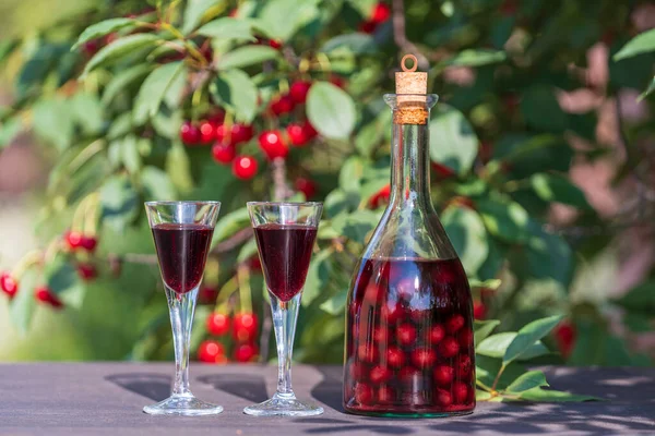 Homemade Cherry Brandy Two Glasses Glass Bottle Wooden Table Summer — Stockfoto