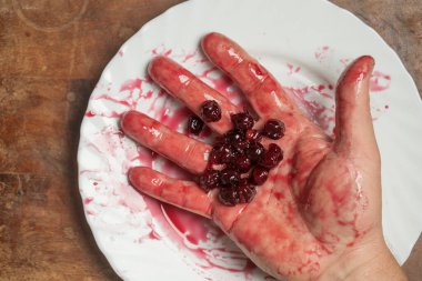 Adamın eli tatlı kırmızı kiraz reçelinde, yaklaş, üst manzara