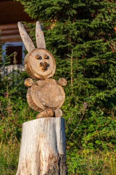 Wooden Hare Felled Tree Stump Road Carpathian Mountains Close Ukraine — Foto de Stock