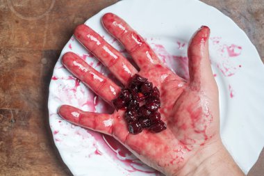 Adamın eli tatlı kırmızı kiraz reçelinde, yaklaş, üst manzara