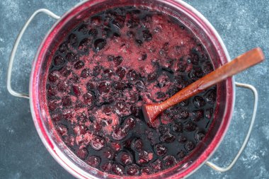 Kiraz reçeli yapmak için taze toplanmış kırmızı kirazlı şekerin hazırlanması.