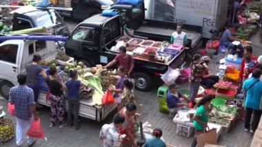 UBUD, BALI, INDONEZYA - 27 Nisan 2019: Endonezyalı fakir insanlar, Endonezya 'nın Bali adasındaki Ubud köyündeki sabah pazarında sağlıklı yiyecek satıyor ve satın alıyorlar. Sabah meyve ve sebze pazarı