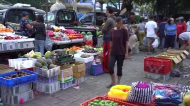 UBUD, BALI, INDONEZYA - 27 Nisan 2019: Endonezyalı fakir insanlar, Endonezya 'nın Bali adasındaki Ubud köyündeki sabah pazarında sağlıklı yiyecek satıyor ve satın alıyorlar. Sabah meyve ve sebze pazarı