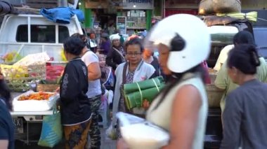 UBUD, BALI, INDONEZYA - 27 Nisan 2019: Endonezyalı fakir insanlar, Endonezya 'nın Bali adasındaki Ubud köyündeki sabah pazarında sağlıklı yiyecek satıyor ve satın alıyorlar. Sabah meyve ve sebze pazarı
