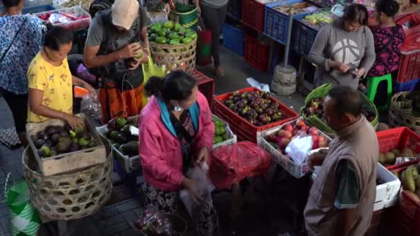 Ubud Bali Indonesia 2019年4月27日 印度尼西亚巴厘岛Ubud村的穷人在市场上出售和购买健康食品 清晨水果和蔬菜市场 — 图库视频影像
