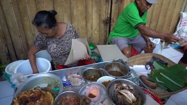 Ubud Bali Indonesia エイプリル27 2019 インドネシアの貧しい人々が インドネシアのバリ島のウブド村の朝の市場で健康食品を販売し 購入しています 早朝の果物 野菜市場 — ストック動画