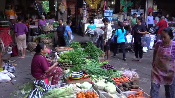 Ubud Bali Indonesia エイプリル27 2019 インドネシアの貧しい人々が インドネシアのバリ島のウブド村の朝の市場で健康食品を販売し 購入しています 早朝の果物 野菜市場 — ストック動画