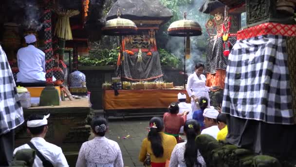 Ubud Bali Indonésie Avril 2019 Peuple Indonésien Non Identifié Temple — Video