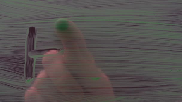 손가락을 페인트 유리에 도움이 글귀를 그린다 — 비디오