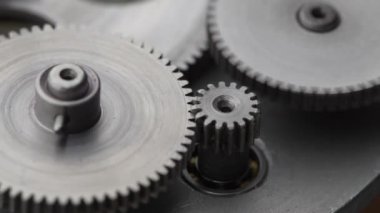 Vitesler mekanik bir cihazda dönüyor. Makine metal dişlileri soyut bir şekilde dönüyor. Çarklı tekerlek mekanizması, kapat, makro