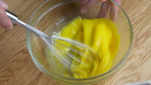 Kock Morrande Ägg Glasskål För Att Göra Omelett Närbild Koncept — Stockvideo