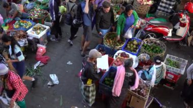 UBUD, BALI, INDONEZYA - 24 Nisan 2019: Endonezyalı fakir insanlar, Endonezya 'nın Bali adasındaki Ubud köyündeki sabah pazarında sağlıklı yiyecek satıyor ve satın alıyorlar. Sabah meyve ve sebze pazarı