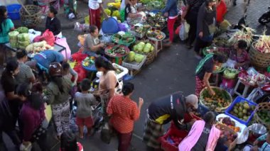 UBUD, BALI, INDONEZYA - 24 Nisan 2019: Endonezyalı fakir insanlar, Endonezya 'nın Bali adasındaki Ubud köyündeki sabah pazarında sağlıklı yiyecek satıyor ve satın alıyorlar. Sabah meyve ve sebze pazarı