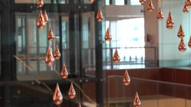 CHANGI HAVAALANI, ŞARKI - 27 Mart 2019: Changi havaalanı kalkış ve salonundaki Kinetik yağmur heykeli. Kinetik yağmur kurulumu, yenilenmiş çıkış kayıt salonunun simgesidir