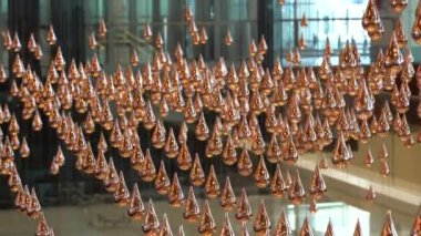 CHANGI HAVAALANI, ŞARKI - 27 Mart 2019: Changi havaalanı kalkış ve salonundaki Kinetik yağmur heykeli. Kinetik yağmur kurulumu, yenilenmiş çıkış kayıt salonunun simgesidir