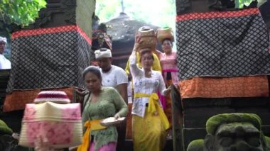 UBUD, BALI, INDONESIA - 5 Nisan 2019: Endonezya 'nın Bali adasındaki dini tören sırasında kutsal tapınakta tanımlanamayan Endonezyalılar. Portreyi kapat
