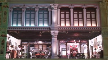 CHANGI HAVAALANI, ŞARKI - 30 Mart 2019: Changi Havaalanı Terminali 'nin içindeki miras bölgesi. Singapur 'daki renkli bina cephesinin mimari detayları. Eski İngiliz yerleşim evleri