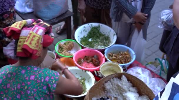 Ubud Bali Indonesia April 2019 인도네시아 발리의 마을에서 시장에서 음식을 — 비디오