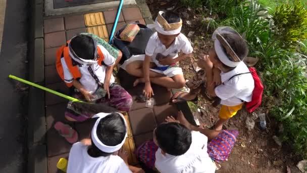 Ubud Bali Indonesia 2019年3月20日 印度尼西亚巴厘岛Ubud村一名身份不明的学童在街上打牌后 — 图库视频影像