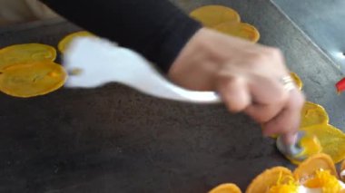 Lezzetli Tayland sokak tatlısı, Kanom Buang, Tayland Çıtır Krepi ya da Tayland Krepi, beyaz krema ve altın yumurta ipliği ya da kızartma tavasında tuzlu karides gibi çeşitli malzemelerle