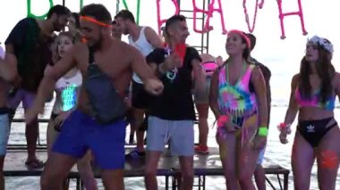 KOH PHANGAN, THAILAND - 21 Şubat 2019: Koh Phangan, Tayland 'da Dolunay partisinde dans eden kızlar ve erkekler. Bu, denize yakın kumsalda bedava girişi olan bedava bir parti.