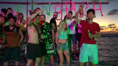 KOH PHANGAN, THAILAND - 21 Şubat 2019: Koh Phangan, Tayland 'da Dolunay partisinde dans eden kızlar ve erkekler. Bu, denize yakın kumsalda bedava girişi olan bedava bir parti.
