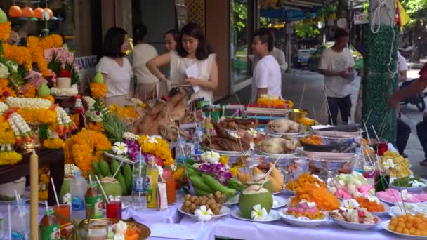 Bangkok Tailandia Mayo 2019 Pueblo Tailandés Sacrificio Ofrecen Comida Mesa — Vídeo de stock