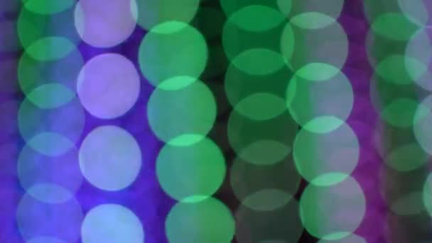 輝くライトで多色のガーランドをブリュリー クリスマス 誕生日 結婚式のコンセプト 明るい色の電球 ライト ガーランドからの光 — ストック動画