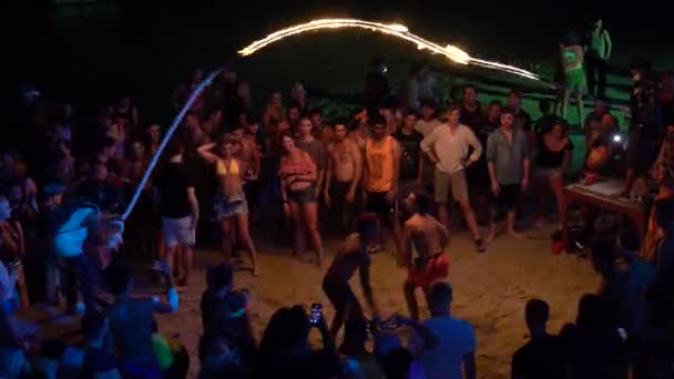 Koh Phangan Tajlandia Luty 2019 Faceci Dziewczęta Skaczą Linie Ognistej — Wideo stockowe