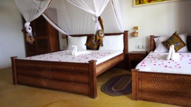 Lüks gösteriler için dekore edilmiş dört poster yataklı bir yazlık yatak odası. Denizdeki tropik villanın iç tasarımı, Zanzibar adası, Tanzanya, Afrika, çekim alanı